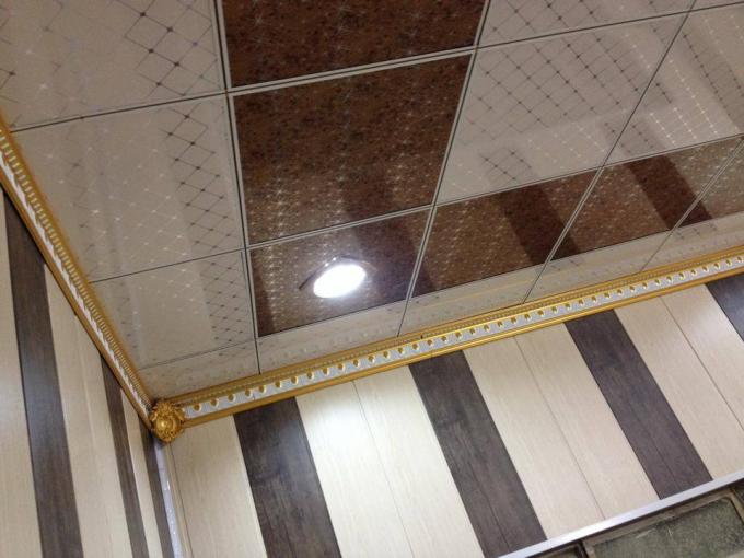 Los paneles de techo de madera del grano ignifugan las tejas falsas del