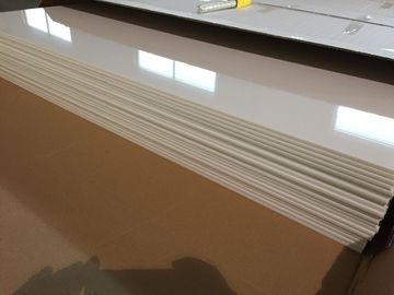 El aceite brillante de marfil de los paneles de techo del PVC del blanco que protege el techo plástico teja 603m m x 1210m m
